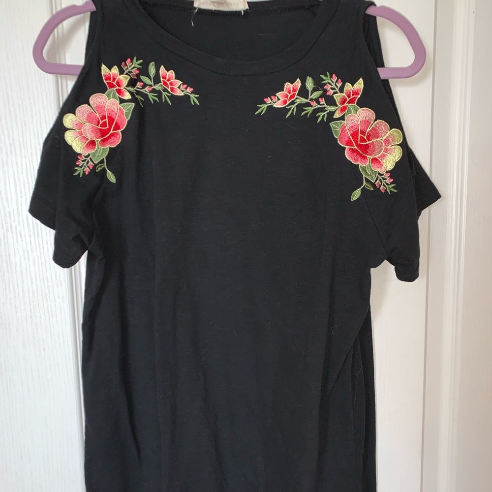 Black floral open shoulder short sleeve tee